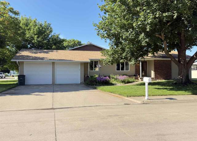 Property at 1111 E 6th St, Hastings, NE 68901, 4 beds, 3 baths