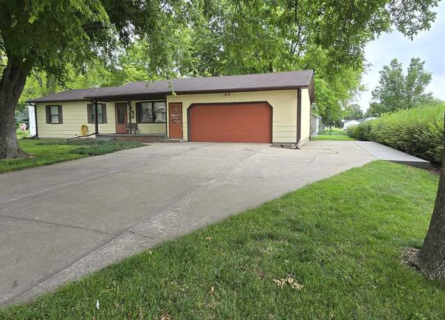 Property at 9 Cottonwood Pl, Kearney, NE 68845, 4 beds, 2 baths