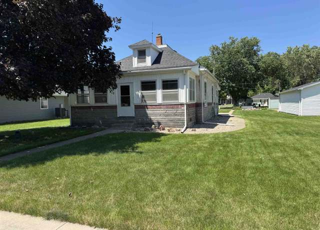 Property at 310 W 11th St, Wood River, NE 68883, 3 beds, 1 bath