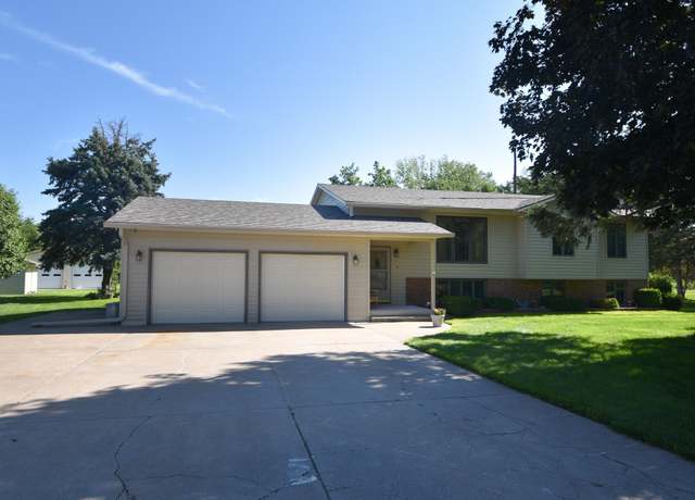 Property at 295 Frontview Dr, Kearney, NE 68845, 5 beds, 2 baths