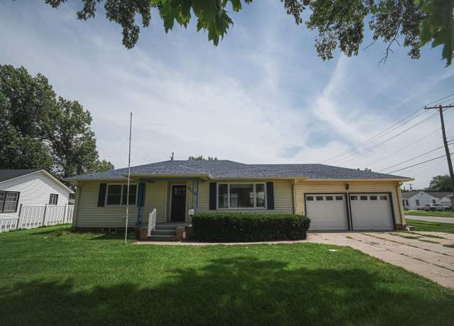 Property at 904 Washington Ave, Hastings, NE 68901, 4 beds, 2 baths