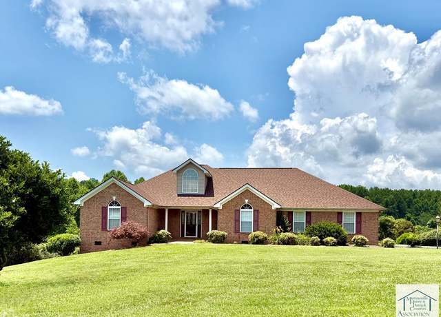 Property at 252 Farmingdale Dr, Martinsville, VA 24112, 4 beds, 3.5 baths