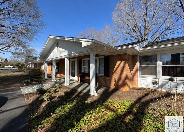Property at 300 Edgewood Dr, Stanleytown, VA 24168, 2 beds, 2.5 baths