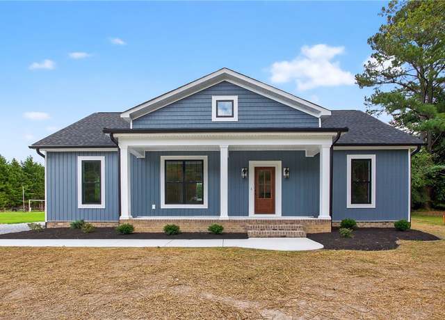 Property at 37 Oakland St, Kilmarnock, VA 22482, 3 beds, 2 baths