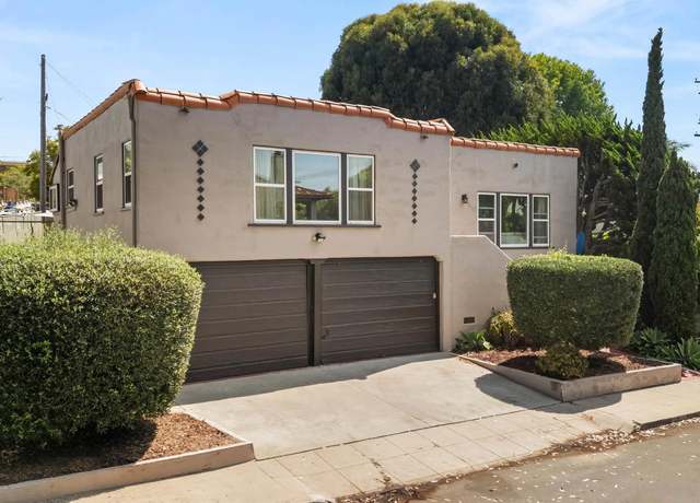 Property at 5611 Beaumont Ave, La Jolla, CA 92037, 2 beds, 2.5 baths