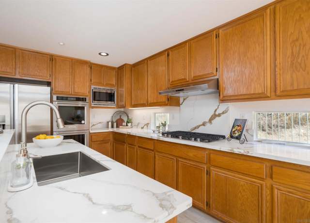 Property at 2168 Pointe Pkwy, Spring Valley, CA 91978, 5 beds, 4 baths