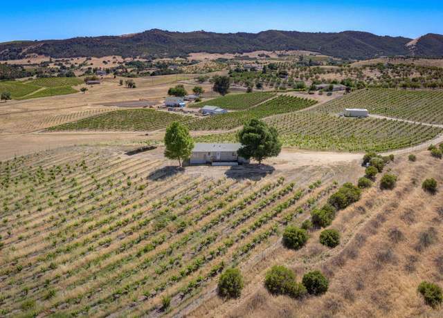 Property at 5720 Vista Serrano Way, Paso Robles, CA 93446, 3 beds, 2 baths