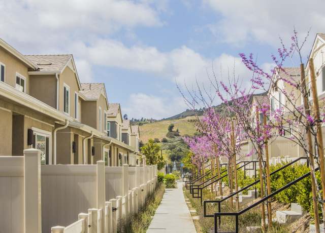 Property at 340 Sweet Pl, Fallbrook, CA 92028, 2 beds, 2.5 baths