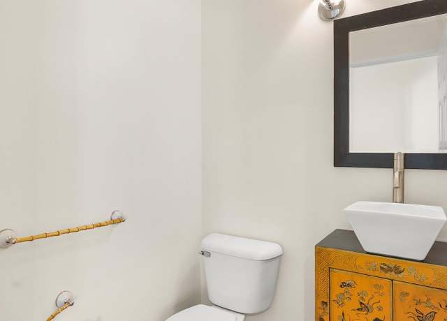 Property at 1921 17th St #3, Santa Monica, CA 90404, 2 beds, 2.5 baths