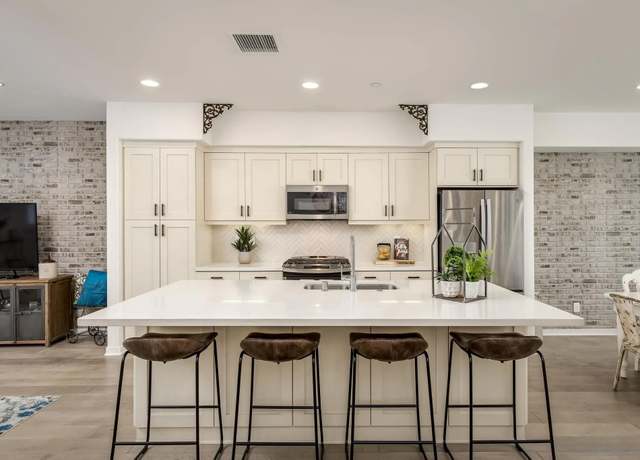 Property at 2511 State St, Carlsbad, CA 92008, 2 beds, 3 baths