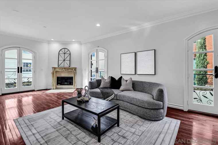 Photo of 353 S Reeves Dr #202 Beverly Hills, CA 90212