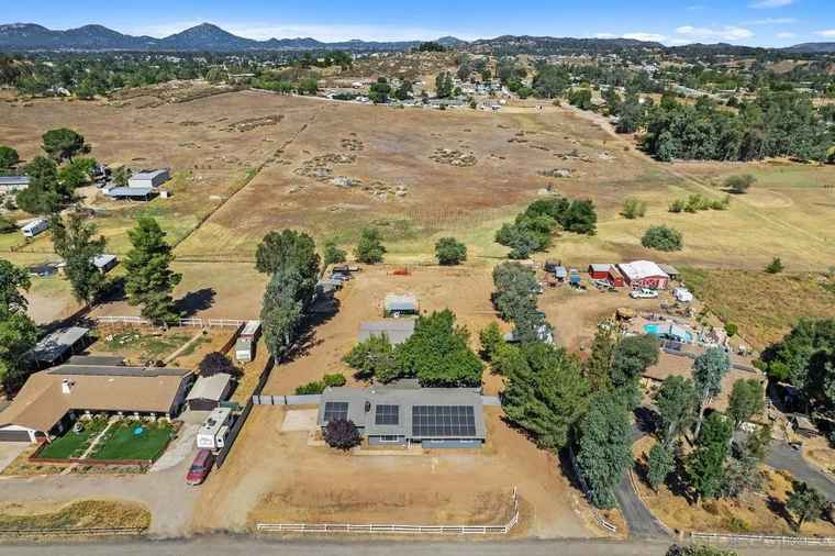 Photo of 355 Amigos Rd Ramona, CA 92065
