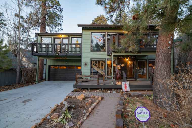 Photo of 39470 Lake Dr Big Bear Lake, CA 92315