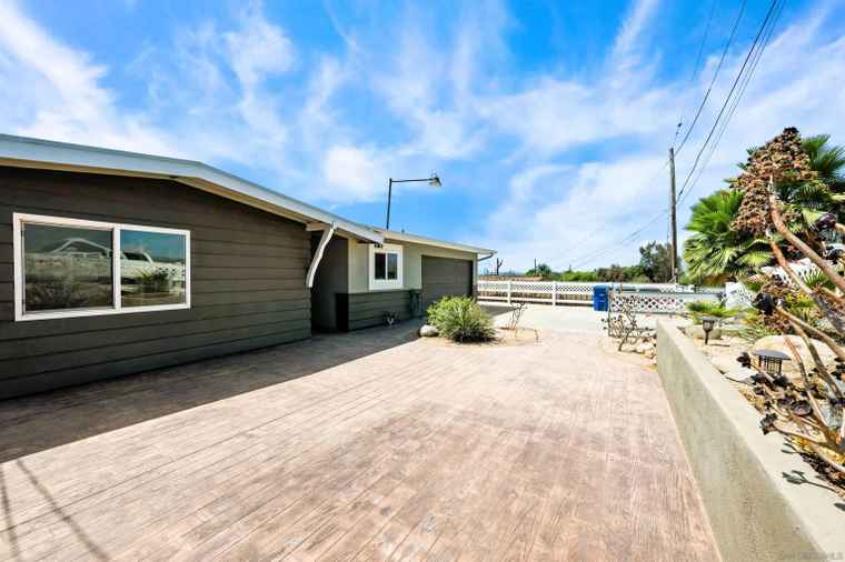 Photo of 421 Hillcrest Ln Fallbrook, CA 92028