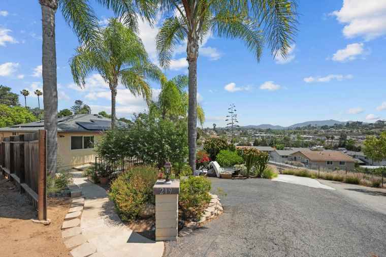 Photo of 219 Lyon Cir Vista, CA 92083