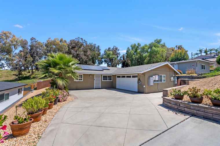 Photo of 8555 Dobyns Dr Santee, CA 92071