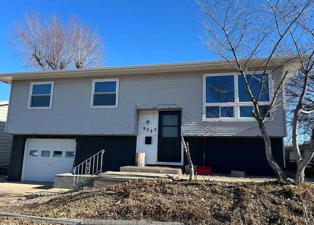 Property at 923 S Lincoln Ave, Grand Island, NE 68801, 3 beds, 2 baths
