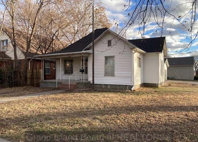 Property at 1139 W 5th St, Hastings, NE 68901, 2 beds, 1 bath