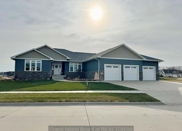 Property at 4075 Lee St, Grand Island, NE 68803, 6 beds, 4 baths