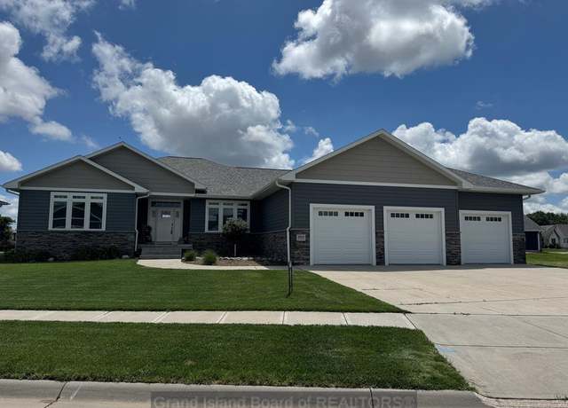Property at 4075 Lee St, Grand Island, NE 68803, 6 beds, 4 baths