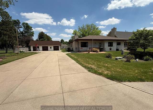Property at 2211 Park Dr, Grand Island, NE 68801, 2 beds, 2.5 baths