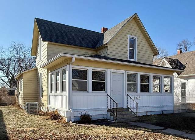 Property at 142 E 4th St, Hastings, NE 68901, 4 beds, 1 bath
