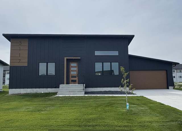 Property at 3117 Frahm Ln, Hastings, NE 68901, 4 beds, 3 baths
