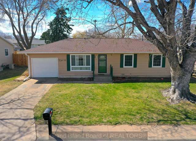 Property at 1215 Crane Ave, Hastings, NE 68901, 4 beds, 1 bath