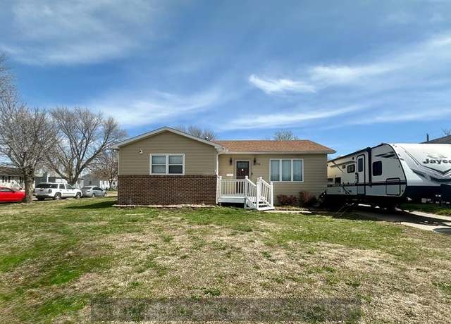 Property at 639 Joenhck Rd, Grand Island, NE 68801, 4 beds, 2.5 baths