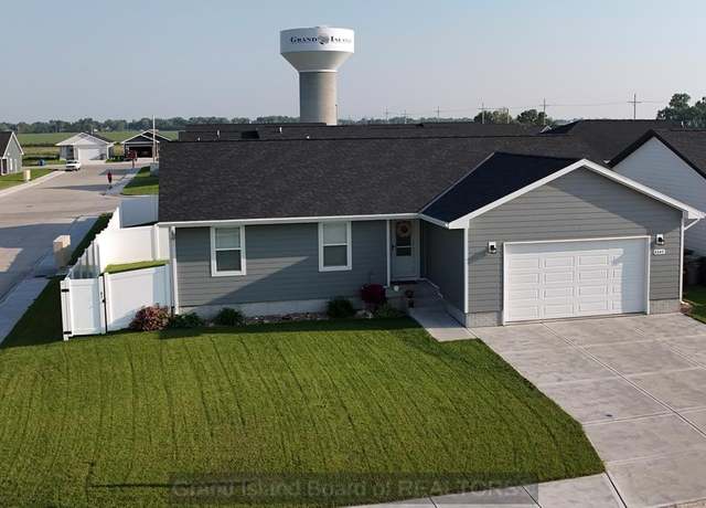 Property at 4347 Leon Cir, Grand Island, NE 68803, 5 beds, 3 baths