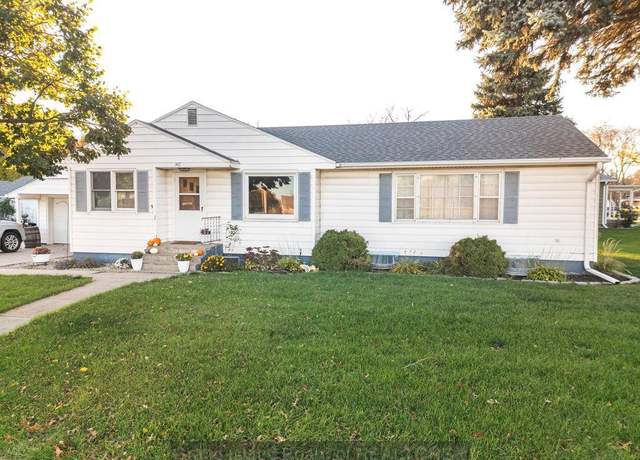 Property at 1417 16th St, Aurora, NE 68818, 2 beds, 2.5 baths