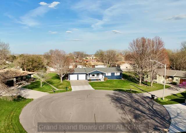 Property at 4046 Horseshoe Pl, Grand Island, NE 68803, 4 beds, 3 baths