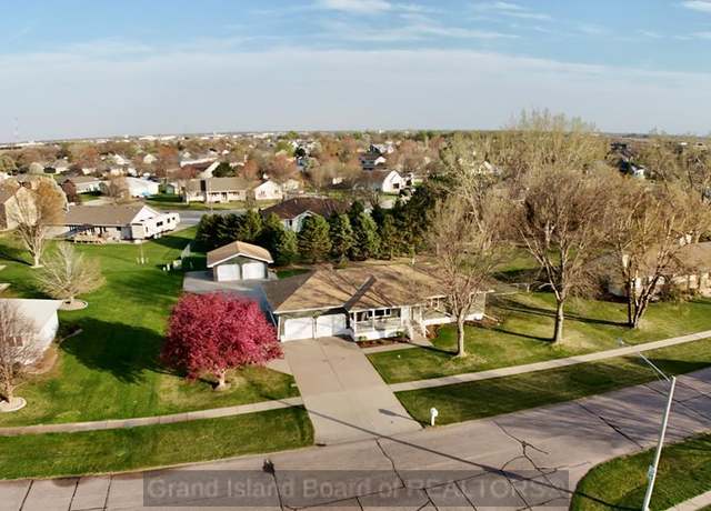 Property at 823 Redwood Rd, Grand Island, NE 68803, 3 beds, 3.5 baths