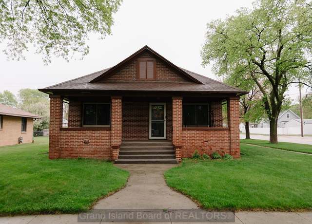 Property at 1123 W 10th St, Grand Island, NE 68801, 3 beds, 2 baths