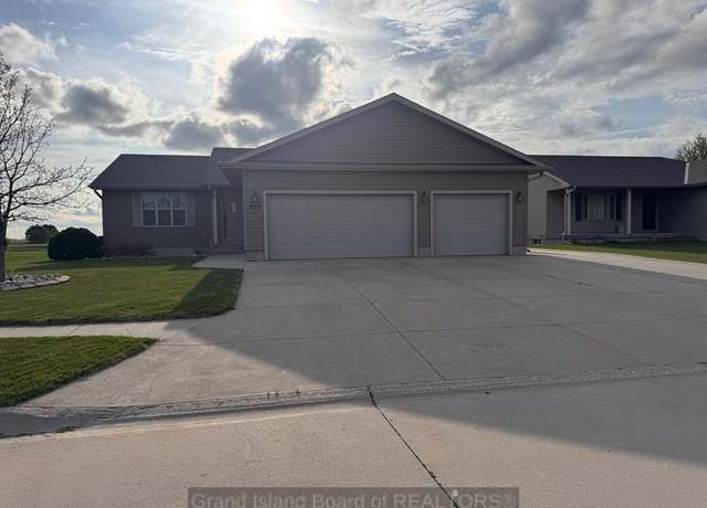 Property at 922 Centre St, Grand Island, NE 68803, 3 beds, 2 baths