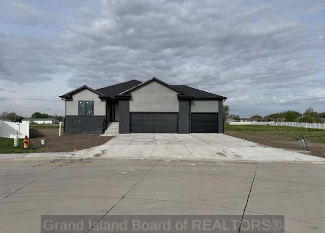 Property at 2112 Pearl Pl, Grand Island, NE 68803, 5 beds, 3 baths