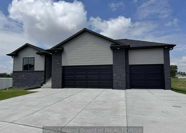 Property at 2112 Pearl Pl, Grand Island, NE 68803, 5 beds, 3 baths