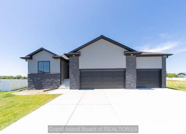 Property at 2112 Pearl Pl, Grand Island, NE 68803, 5 beds, 3 baths