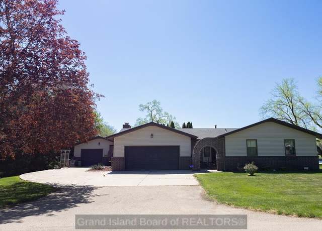 Property at 327 Pheasant Dr, Grand Island, NE 68801, 3 beds, 2 baths