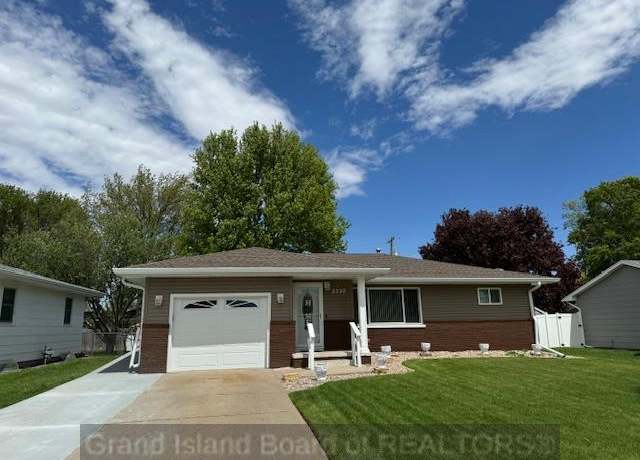 Property at 2330 W 11th St, Hastings, NE 68901, 3 beds, 1.5 baths