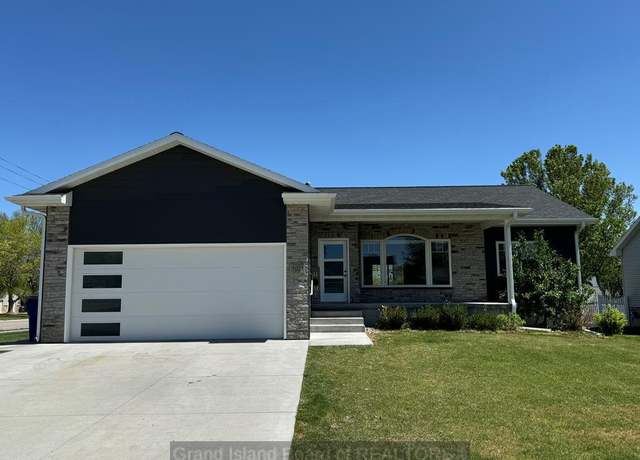 Property at 1021 9th Ave, Kearney, NE 68845, 5 beds, 3 baths