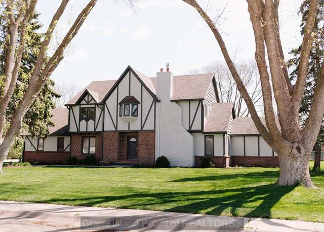 Property at 2711 Cottonwood Rd, Grand Island, NE 68801, 5 beds, 2.5 baths
