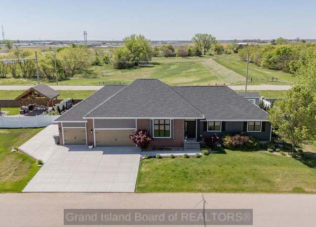 Property at 315 Ponderosa Dr, Grand Island, NE 68803, 5 beds, 3 baths