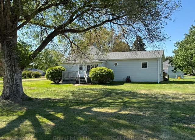 Property at 790 E Clark St, Hastings, NE 68901, 3 beds, 2 baths