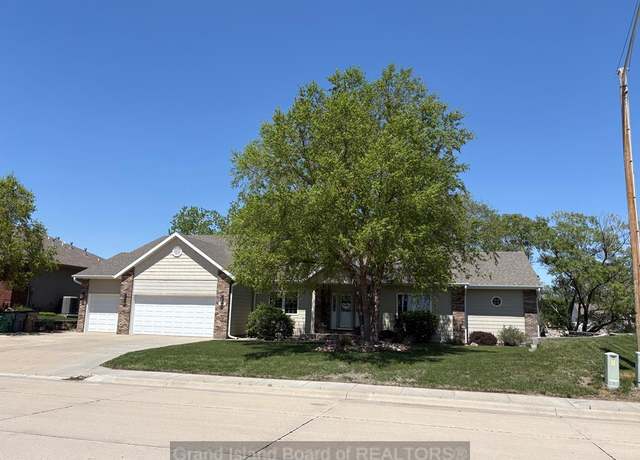 Property at 1816 Rainbow Rd, Grand Island, NE, 4 beds, 2 baths