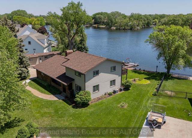 Property at 219 Lakeside Dr, Grand Island, NE 68801, 4 beds, 2.5 baths
