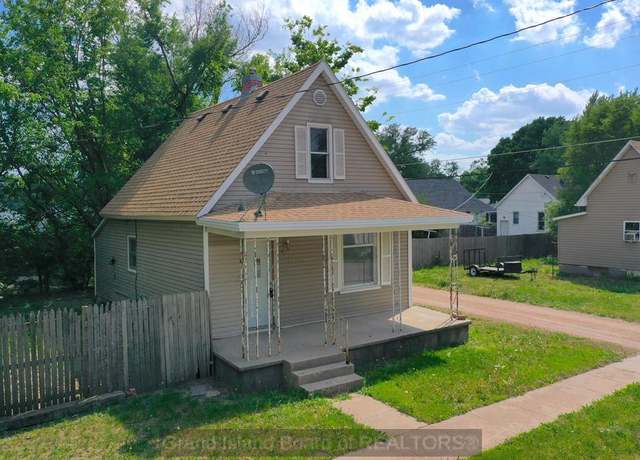 Property at 411 W C St, Hastings, NE 68901, 2 beds, 1 bath