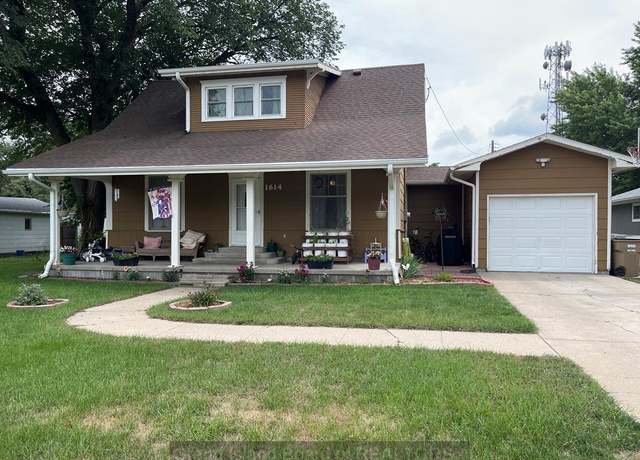 Property at 1614 G St, Aurora, NE 68818, 4 beds, 2.5 baths