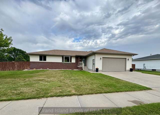 Property at 1023 Pleasant View Dr, Grand Island, NE 68801, 5 beds, 3 baths