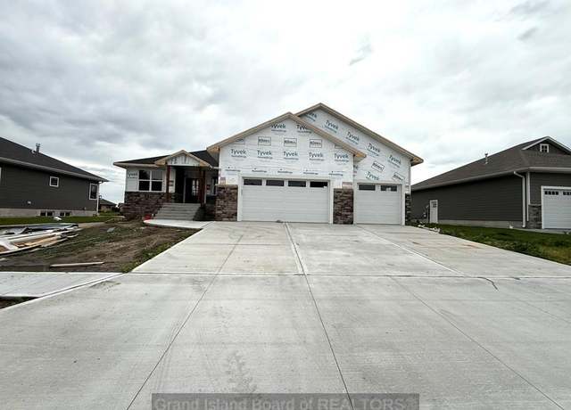 Property at 2931 Lee St, Grand Island, NE 68803, 5 beds, 3.5 baths